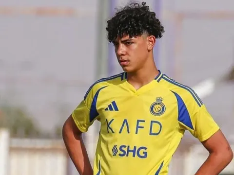 Con trai Ronaldo gây tranh cãi