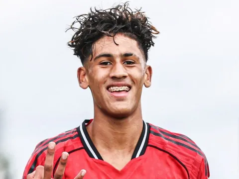 Vì sao tài năng 15 tuổi chưa thể ra mắt MU?