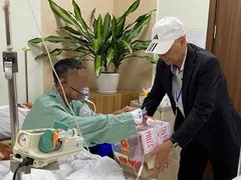 Bệnh nhân vừa truyền hóa chất vừa bỏ phiếu bầu cử tại giường bệnh