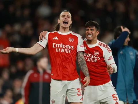CĐV Arsenal đòi tạc tượng Calafiori sau pha bóng khó tin