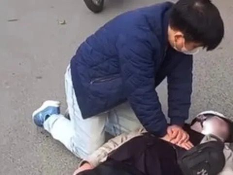 Bác sĩ ép tim giữa phố cứu thanh niên ngừng tim