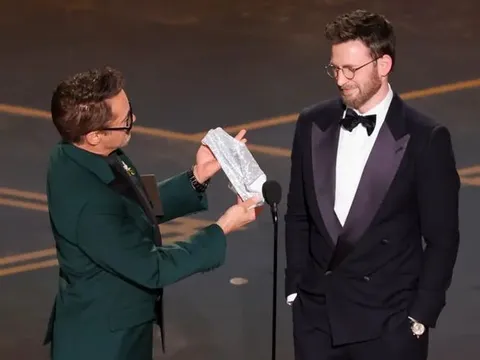 Robert Downey Jr. gây bàn tán vì tặng đồ lót cho đồng nghiệp tại Oscar