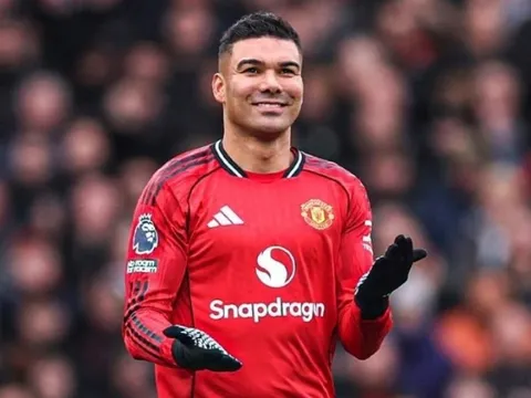 Casemiro ăn mừng gây sốt