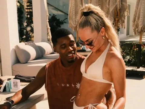 Thế khó của bạn trai 'nữ cầu thủ đẹp nhất thế giới'