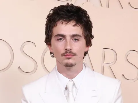 Timothée Chalamet diện vest trắng, mặt đượm buồn trên thảm đỏ Oscar 2026