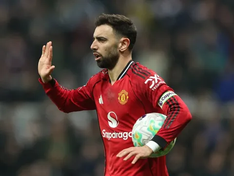 Grealish sửng sốt với Bruno Fernandes
