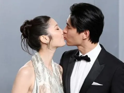 Nữ ca sĩ hát bản hit Golden khoe nhẫn đính hôn sau khi nhận giải thưởng tại Oscar