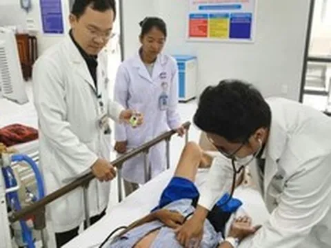 Đang đi du lịch bỗng đột quỵ, người đàn ông chi 300 triệu đồng gọi trực thăng cấp cứu vào bờ