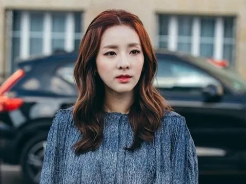 Động thái của Sandara Park sau khi bỏ theo dõi Park Bom