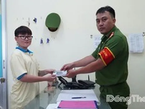 Lương chỉ 6 triệu/tháng, nhưng tài khoản nhận được 30 triệu: Nữ công nhân sinh năm 2007 rút tiền rồi đến công an