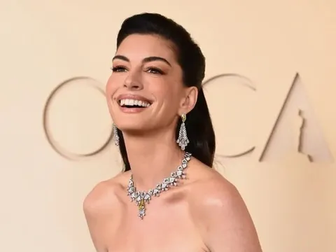 Anne Hathaway tiết lộ bí quyết 'nâng cơ tức thì' tại Oscar 2026, không cần dao kéo