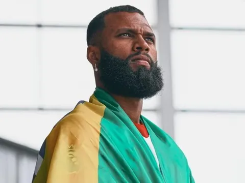 Mẹ tiền đạo Brazil bật khóc khi con lên tuyển