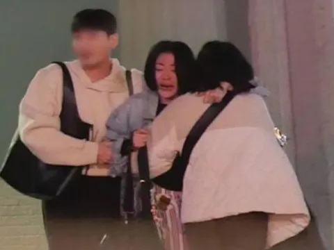 Em gái Từ Hy Viên được bắt gặp bật khóc nức nở ngay giữa đường phố
