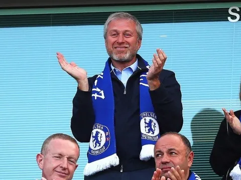 Vì sao CĐV Chelsea hô vang tên Abramovich, la ó giới chủ Mỹ?