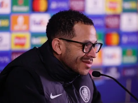 Chelsea tìm ra người làm lộ đội hình trước PSG