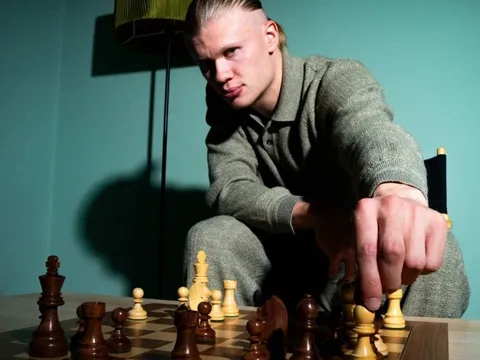 Haaland rót tiền vào cờ vua