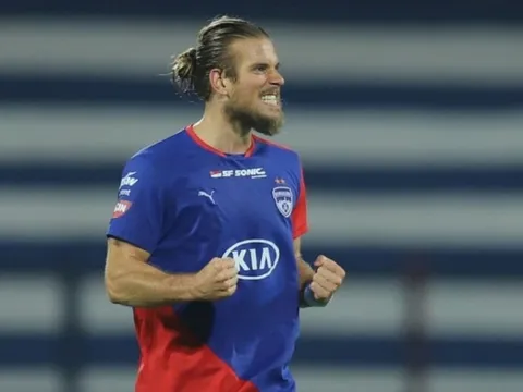 Trải nghiệm chơi bóng kỳ lạ ở Triều Tiên