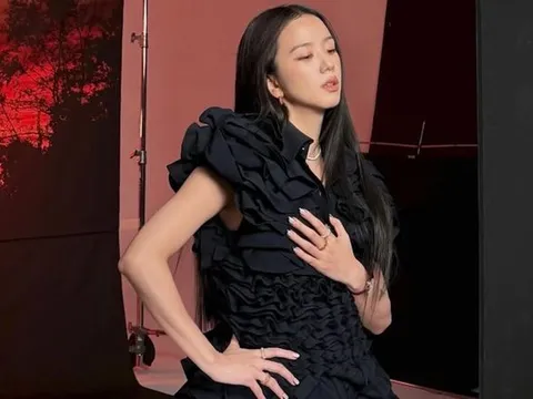 Jisoo (BLACKPINK) khoe visual nét căng qua ảnh cam thường