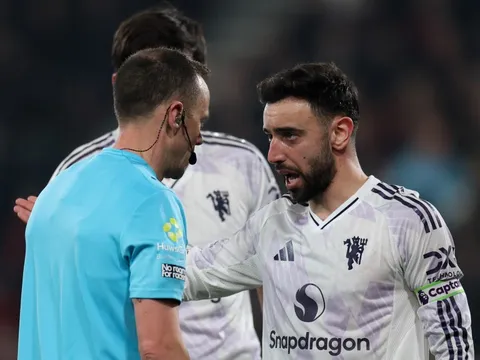Bruno Fernandes nổi giận với VAR