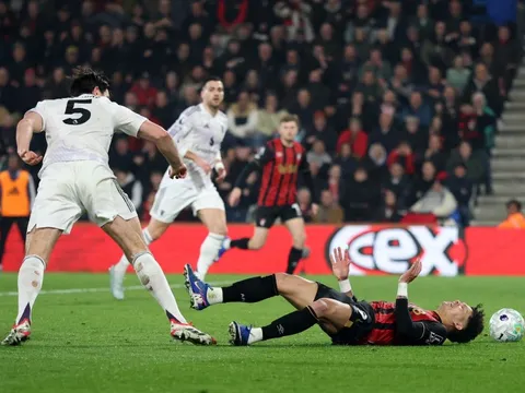 Tranh cãi dữ dội ở trận Bournemouth - MU