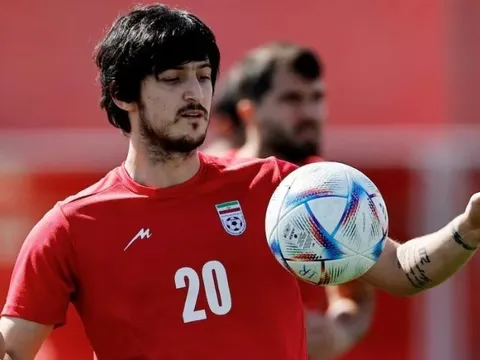 Tiền đạo Iran bị gạch tên vì chụp ảnh với lãnh đạo UAE