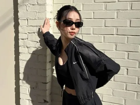 Karina (aespa) khoe tỷ lệ cơ thể khó tin với outfit tối giản, đôi chân dài gây choáng