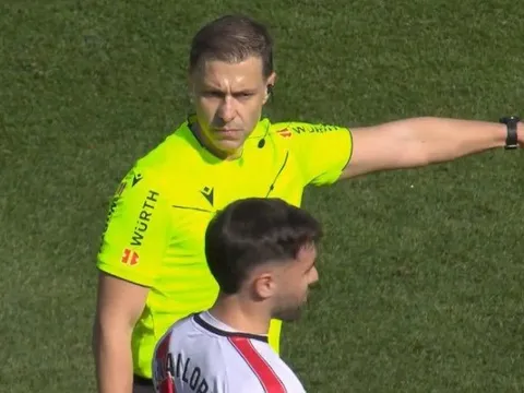 Sự cố suýt phá hỏng trận đấu của Barcelona