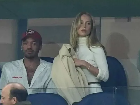 'Bạn gái tin đồn' đến xem Mbappe thi đấu