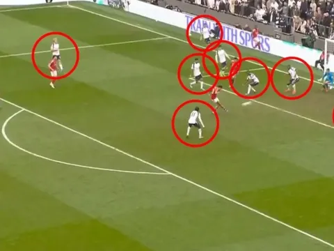 Khoảnh khắc phòng ngự gây sốc của Tottenham