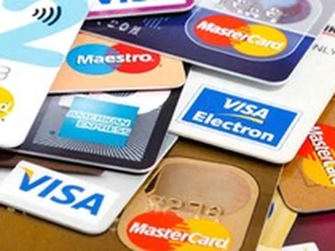 Một ngân hàng thu phí 300.000 đồng nếu khách hủy thẻ trong vòng 12 tháng