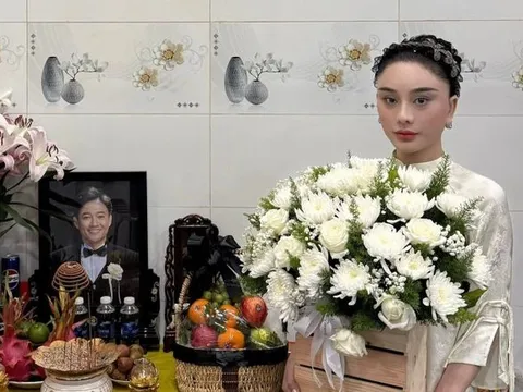 Lâm Khánh Chi nhắn vỏn vẹn 7 chữ xúc động khi viếng Quý Bình