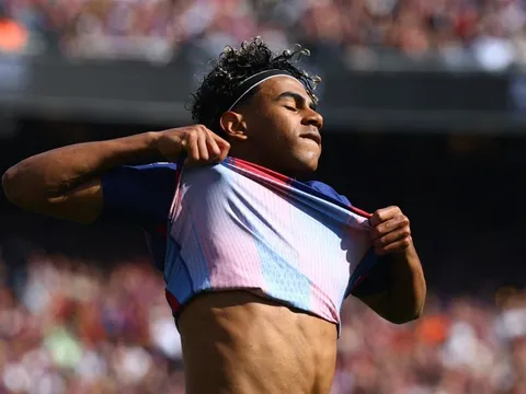 Sao trẻ Barca nổi giận khi bị thay ra