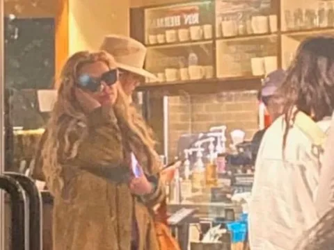 Britney Spears lần đầu lộ diện sau bê bối uống rượu khi lái xe