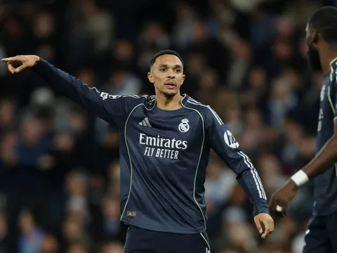 Alexander-Arnold bị phạt