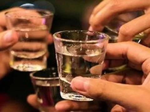 Người đàn ông 35 tuổi ngừng tim, nguy kịch sau khi uống rượu ngoại