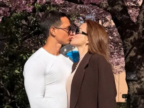 Hồ Ngọc Hà 'khoá môi' Kim Lý nồng cháy