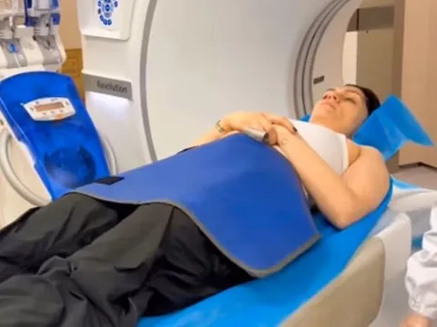 Jessie J nhập viện khẩn cấp, suýt gãy cổ vì tai nạn trên xe