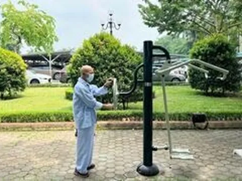 Từng 'nín thở' khi đi viện công, nay ngỡ ngàng vì hành lang xanh, phòng chờ sạch