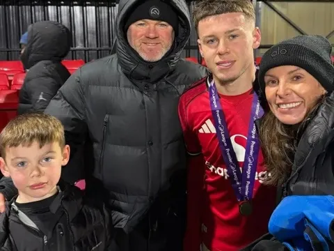Con trai Rooney vô địch cùng đội trẻ MU