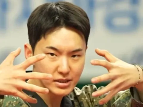 Hoshi (SEVENTEEN) biến sân khấu quân đội thành 'mini concert'