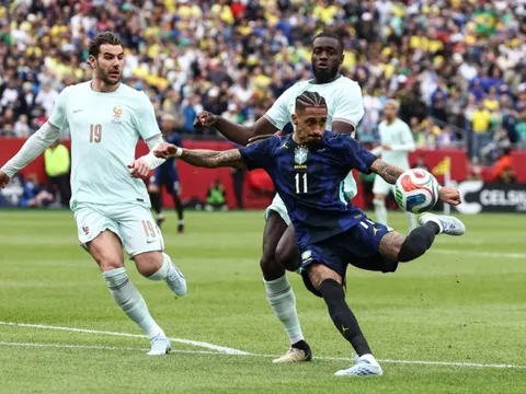 Raphinha chấn thương cơ, rời sân ngay hiệp một