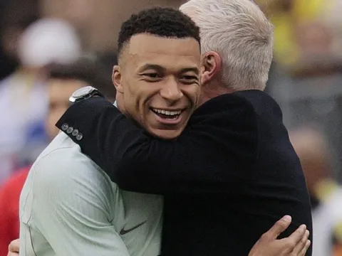 Brazil thua 10 người tuyển Pháp