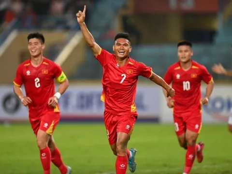 Xuân Mạnh bị bật móng chân