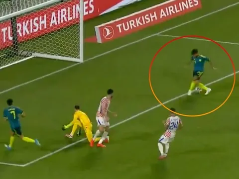 Pha bỏ lỡ khó tin của Luis Suarez