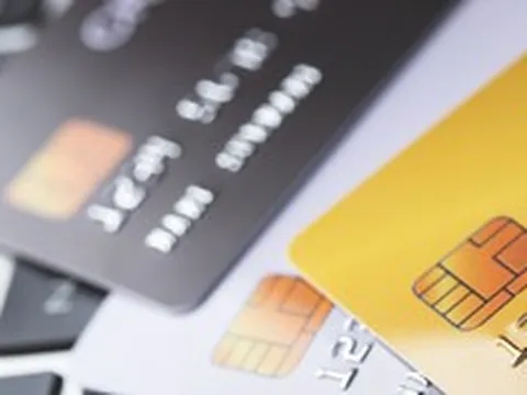 "Giả vờ" hủy thẻ tín dụng của ngân hàng
