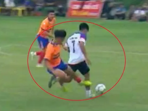 Pha vào bóng ghê rợn ở giải hội làng