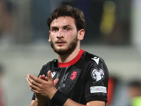 Kvaratskhelia có câu trả lời cho Arsenal