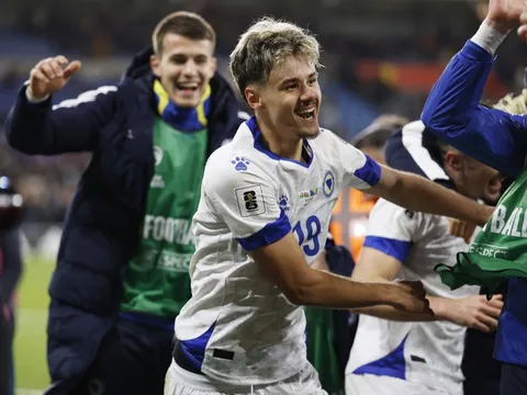 Cầu thủ 18 tuổi đổi đời nhờ vòng loại World Cup