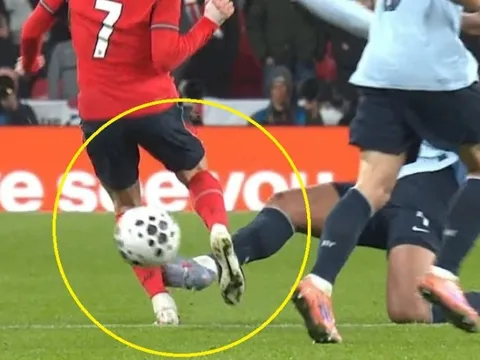 Pha vào bóng rợn người của Araujo với Foden