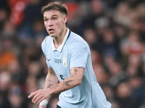 Sao MU nhận 2 thẻ vàng nhưng không bị đuổi ở trận gặp Anh